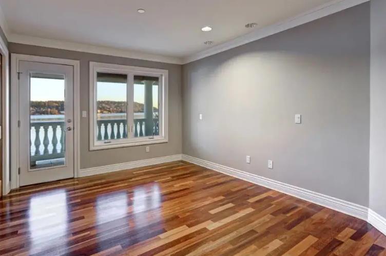 踢脚线搭配门还是地板，踢脚线跟门走还是跟地板走？