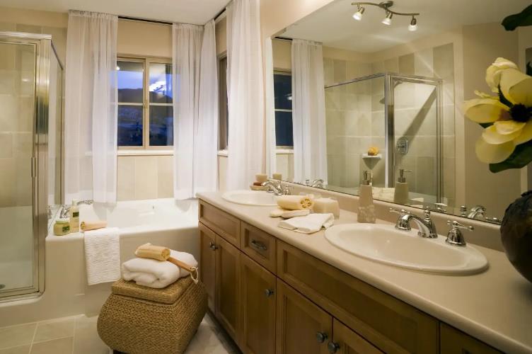 杭州家装用多层实木浴室柜与橡木浴室柜哪个好