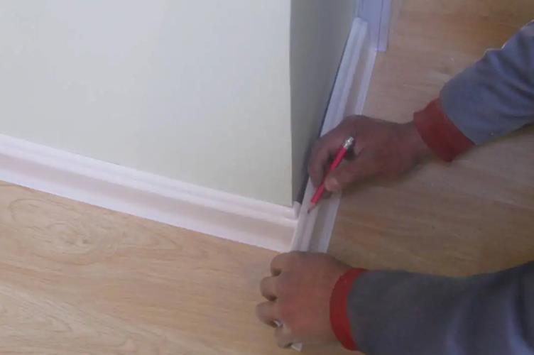 客厅用实木踢脚线耐用吗，杭州装修客厅踢脚线用什么材料好？